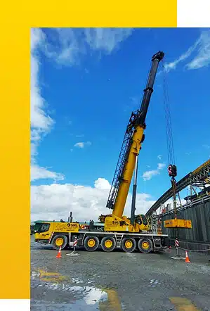 grua telescopica todo terreno realizando izaje en proyecto de construccion en panama